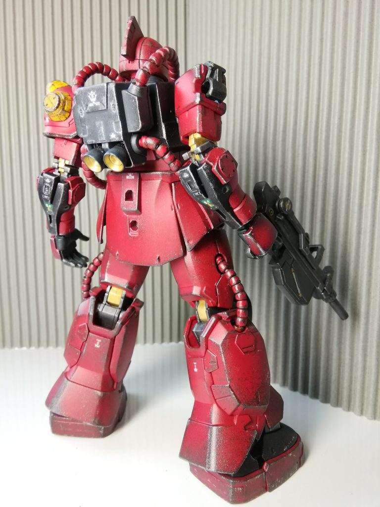 立ち背面から。映えろ、ウェザリング。ちなみに動力パイプは市販パーツに置き換えてあります。効果でてるでしょうか？