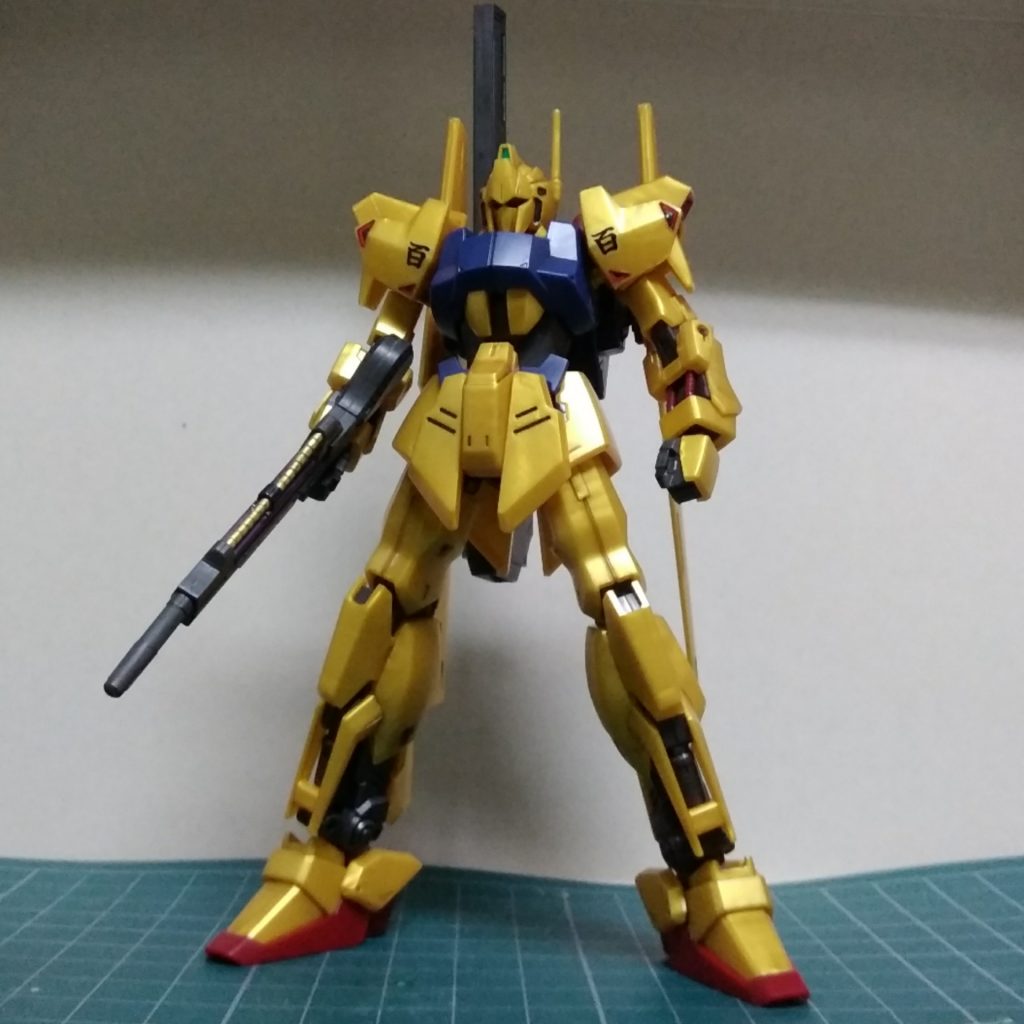 いつも通りガンダムマーカーでの部分塗装をしています。なので本体は成形色の金のままですが、これはこれでアニメに近いイメージかなと個人的に思ったり。