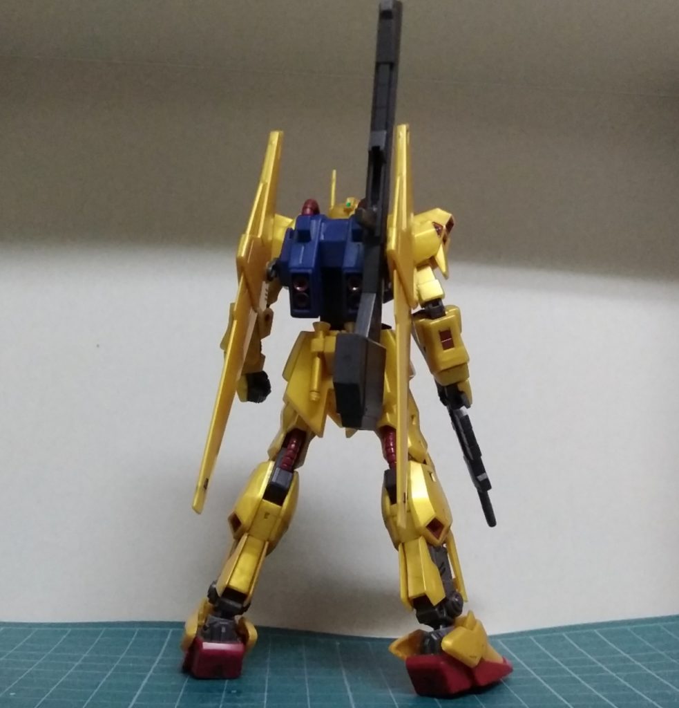 後ろ
バックパックのバーニアはふちを薄くなる様に加工してます。(写真では見えずらいですが…)