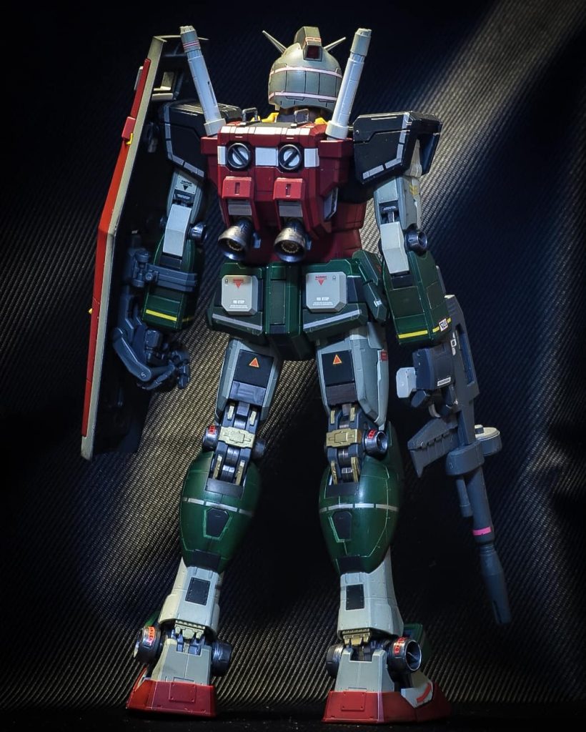 リアルタイプガンダムの初期仕様を見よう見まねでカラーリング。腰のブロックは黄色ではなくグレー系。ランドセルは赤系で塗装してあります。