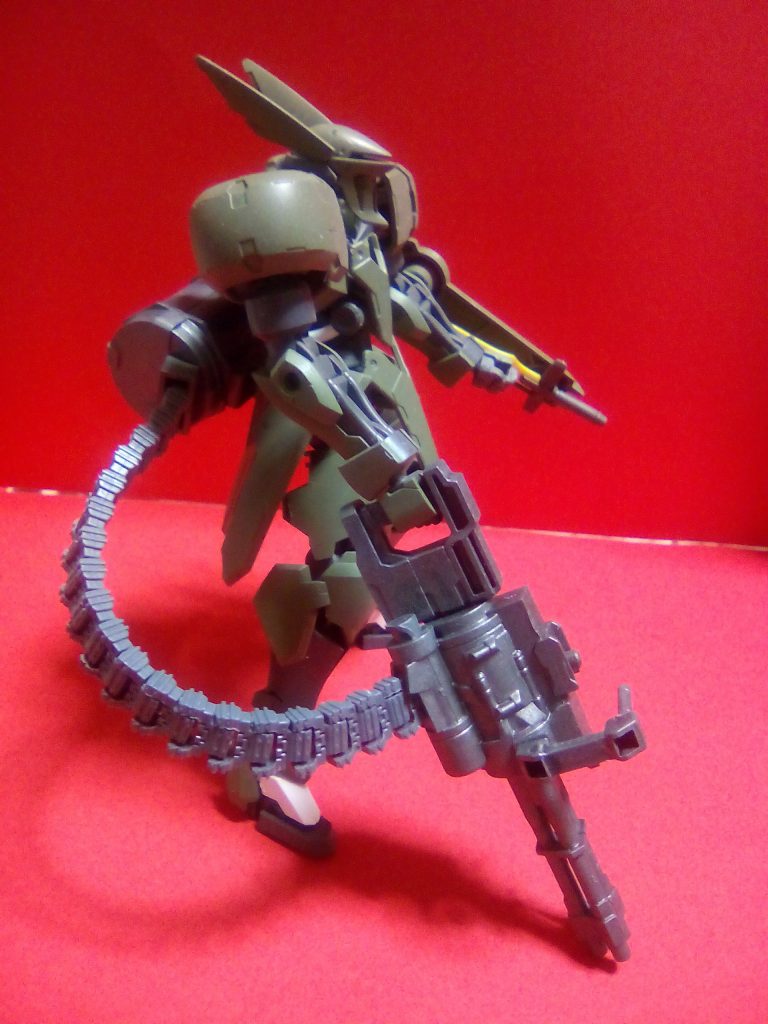 ガトリングガン自体はグリムゲルデとの相性もよく、わりと様になっていると思うのですが、いかんせん重さと弾帯の強いシナリに負けてポージングを取ろうとすると手首が下がったり、最悪外れます。
瞬間接着剤などで手首を硬くすると同時に、弾帯を延長するなどして負荷を軽減してやる必要があるかと思います。