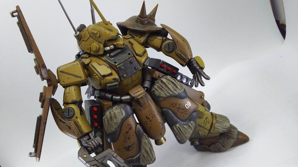 腰のミサイルポッドはザクの備品を拝借して接着しました。