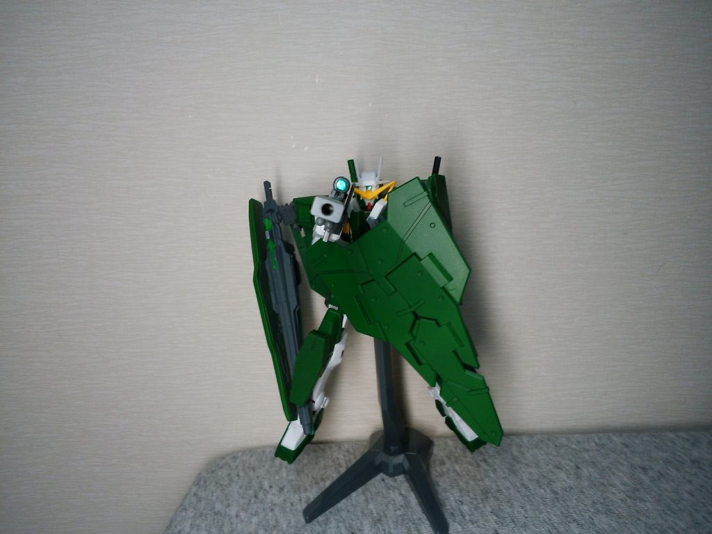 この写真のようにシールド上部が空いているのでそこにライフルを置いて狙い撃つことも可能。