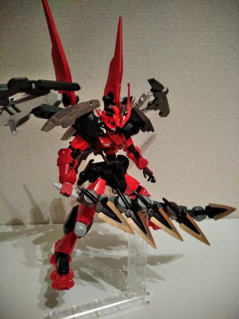 スケイルアームズ・オロチ
尻尾に当たる部分を大剣として使用したモード。刃は振りかざした際突き刺さる。
盾や爪のような変形も可能（考察中）