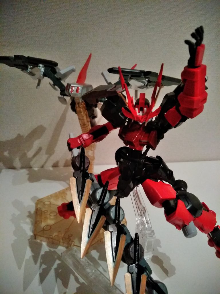 リンドヴルム・スライダー
バックパックを分離し支援機リンドヴルムとして使用可能。
seedのジャスティスのように乗ることで翼とは違う動きを見せる。