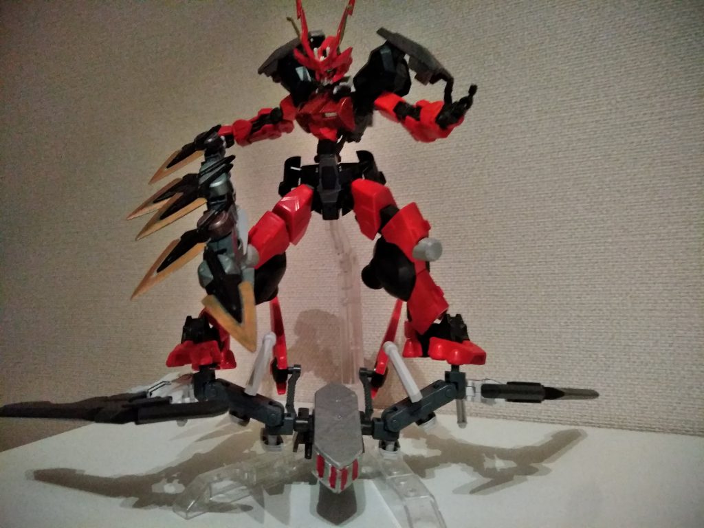 乗ります。リンドヴルムの翼も刃なので
移動し斬撃も可能。