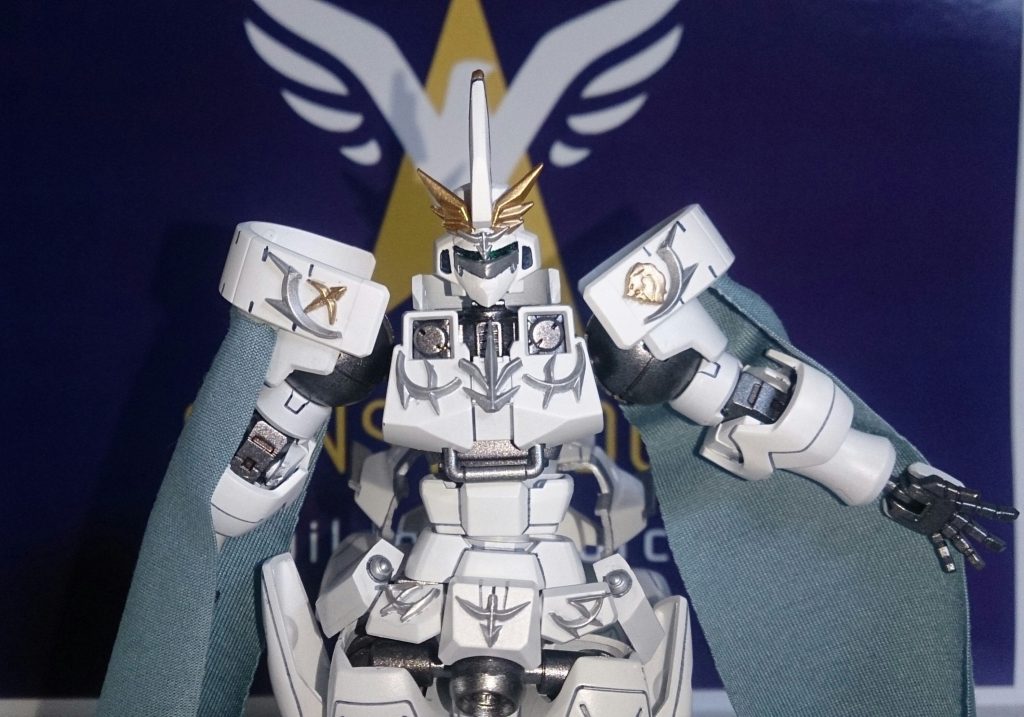 顔付近アップ。
頭はマグアナックタイプにトールギス2の鶏冠を。マスクはピン○レストで見たカッコいいトールギス3を参考に。体にはエンブレムレリーフの切り貼り。肩には弓とMSGメカレリーフの獅子を貼りました。腹部はトールギスの腹部で少し延長してます。