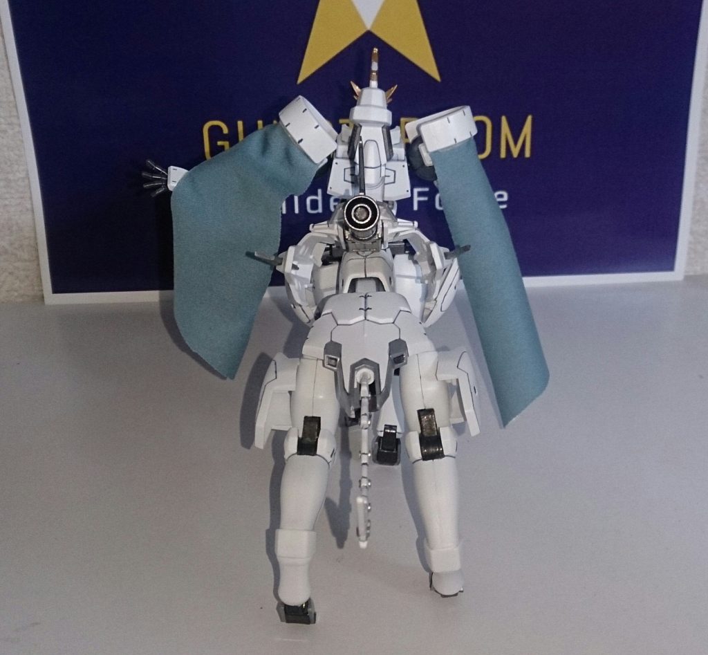 バックショット。
マントは100均の眼鏡拭き。背中にはトールギス3のシールドの上半分を貼り付けてます。