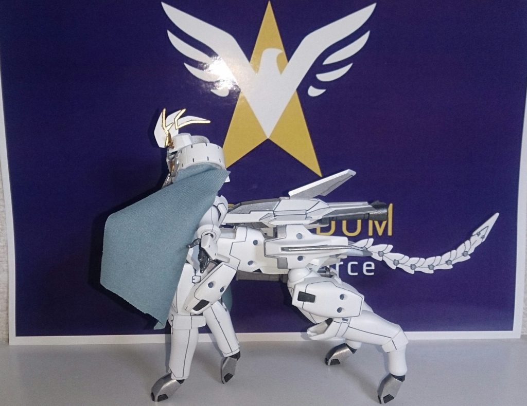 左から。
馬体はマシンライダーにトールギス3のシールドやブースターの蓋を貼り付け、追加ブースターはメテオホッパー、蹄はバクゥから。後脚にはグレイズのフレームを仕込んでるので可動します。