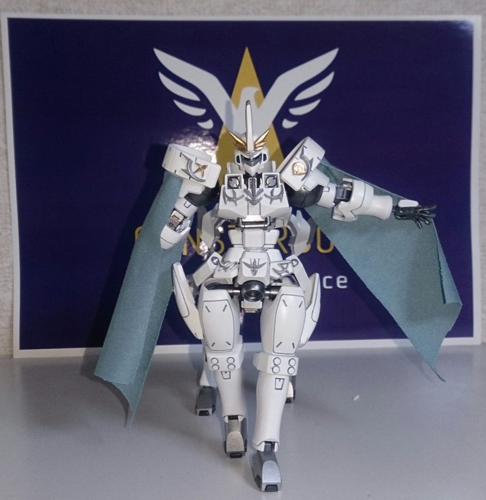 正面からです。
今回はリーオーNPDとHGトールギス3とのミキシングとなります。いつものマスクいじり、エンブレム貼りなどしてます。