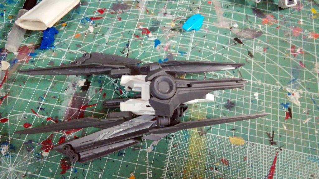 バックパックはノーネイムライフル+ユニバースブースター。ノーネイムの形態+αで変形します。