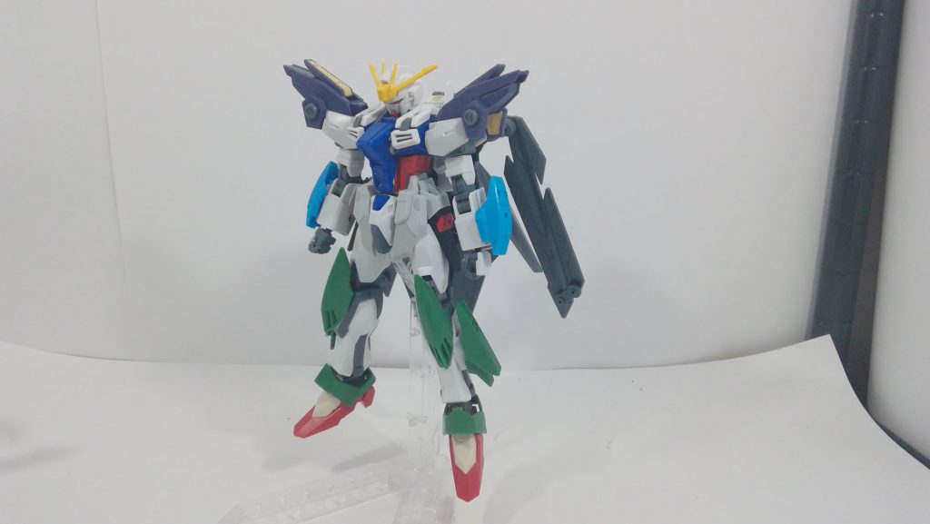 胴体腰回りはRGデスティニーの装甲をストライクに合うよう加工。腕はストライクの装甲にスカイ+マグナム、足はリナーシタのものをストライクのフレームに合うよう加工して使用してます。アンテナはSガンダムのやつです