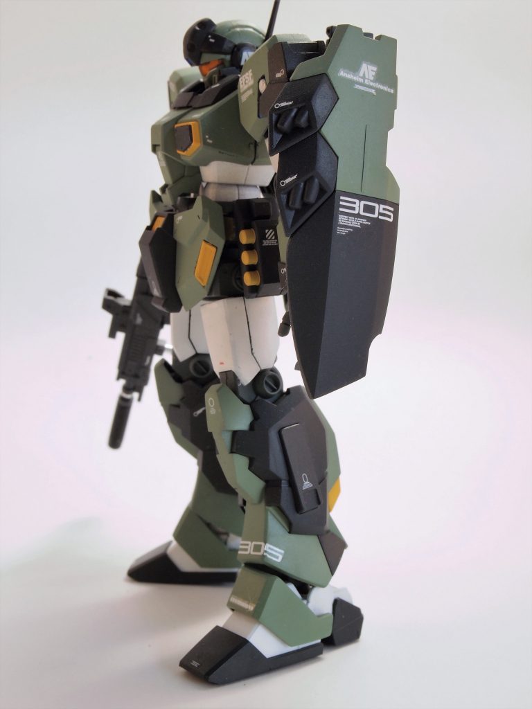 細かいところの雑さは見逃してくださいw
見えにくいけどライフル先端にメタルテープで質感を出しました。
マーキングもうるさくならないよう品よく?配置。