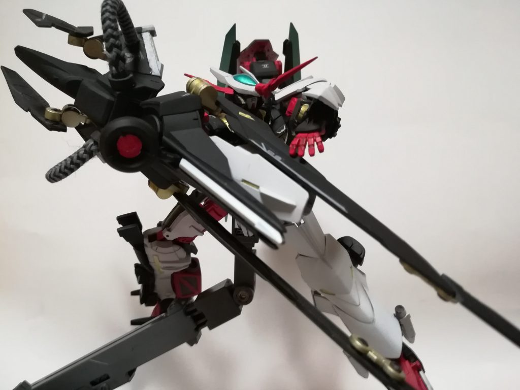 スマートガン
射撃体制でも左にGNシールドがあるので防御面も安定している