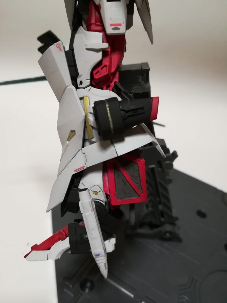 左足拡大
足首あたり:スパイク　　　　　　　　　蹴りの威力上昇スマートガン等使用時地面に固定するために使われる。
すね裏:ネイルガン
飛距離は低いが高威力。おもに蹴りを入れた直後に使う。右足にも同等のものを使用