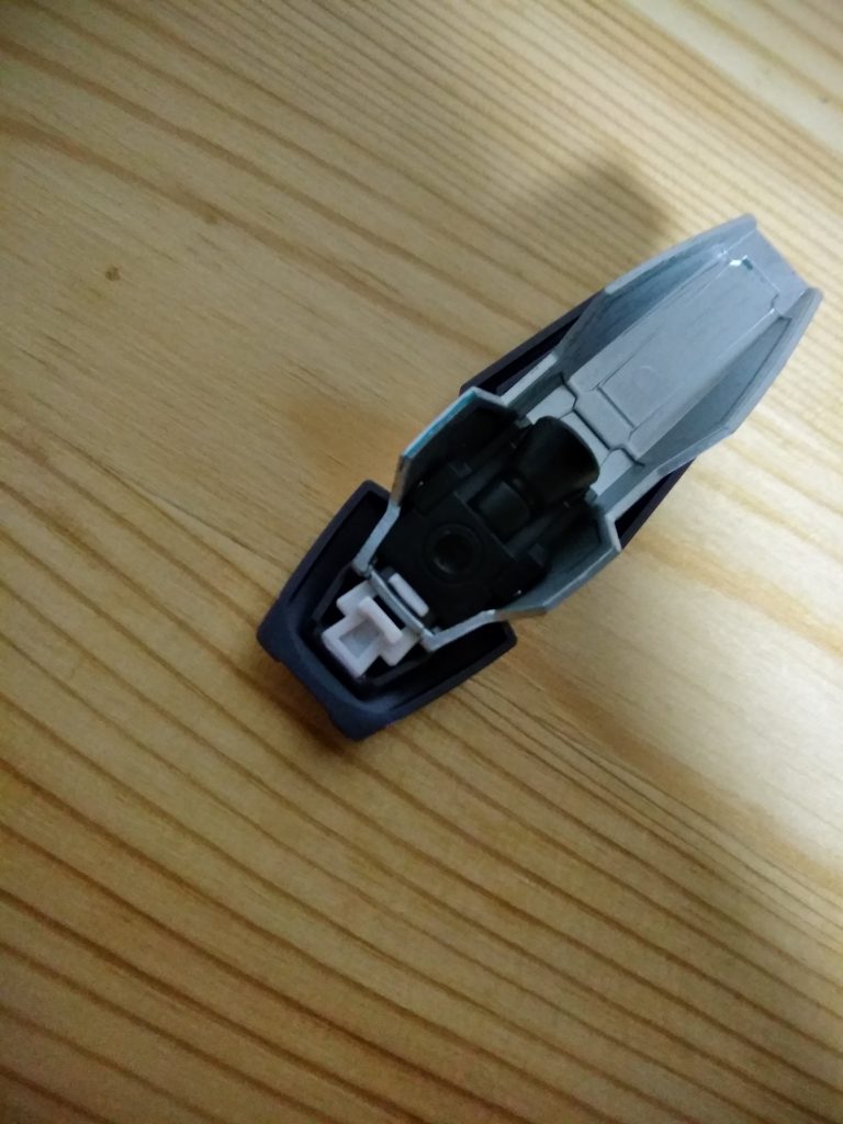 下向きであった羽をブースター特価に
オーガジンクスのあまりパーツをグレイズリッターの肩パーツにはさみこませ、ブースターをより翼らしくしました