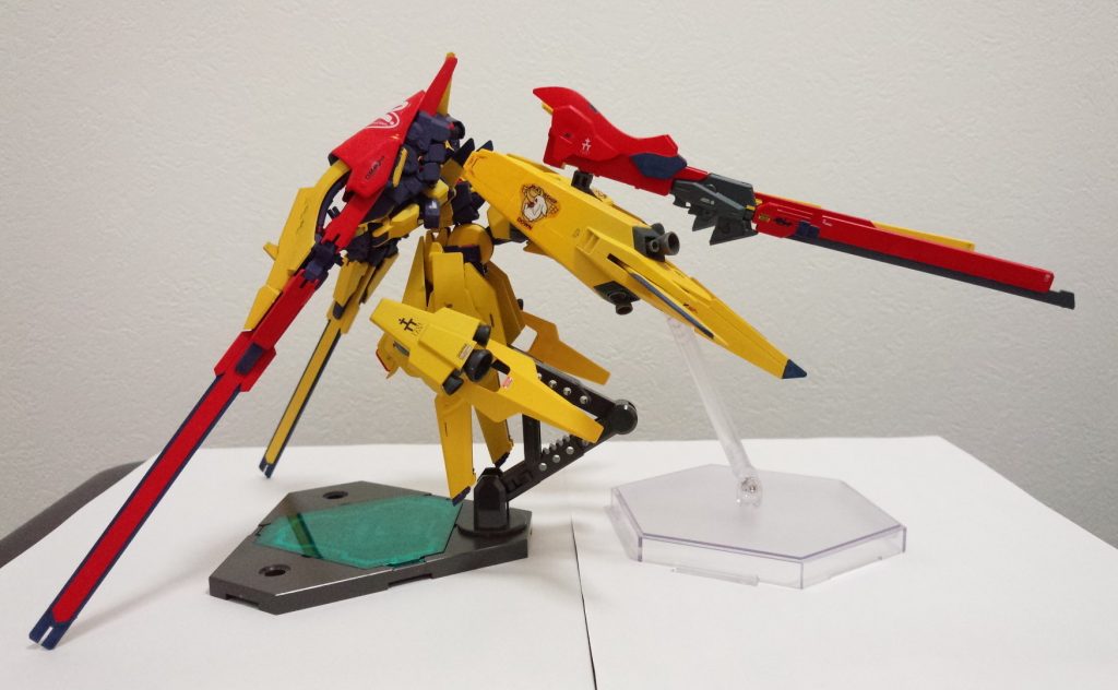 横
前面の写真でお気づきの方もいらっしゃるかと思いますが、エンブレムのデカールを市販のタトゥーシールで自作したら黄色の色味をミスってしまいました。ものすごく*貼った感*が出てしまいましたが気にしたら負けだと思うことにしました。