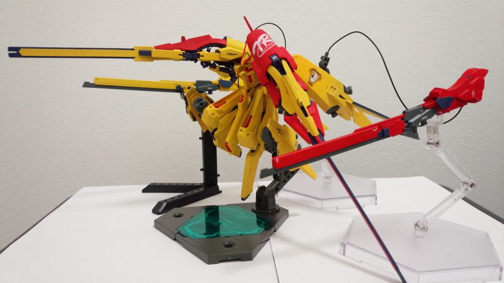 ウィンチキャノン
TR-6といえばウィンチキャノン(偏見)
ヒートブレードがついているのでソードビット的な使い方も可能。
外見的にはフライルーのライフルのグリップを切除してバエルのすね装甲をポン付けしただけの装備ですが、わりとそれらしくできたのではと思っているお気に入り装備です。
あと写真は無いですが、CSBは全くいじっていないので普通に飛びますしクローモードにもなれます。