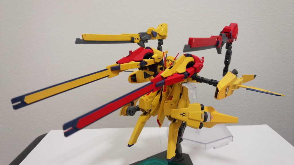 フルバースト
CSBが2挺、ビームキャノンが2門、そしてスラスター先端のメガ粒子砲が2門。つよい(確信)