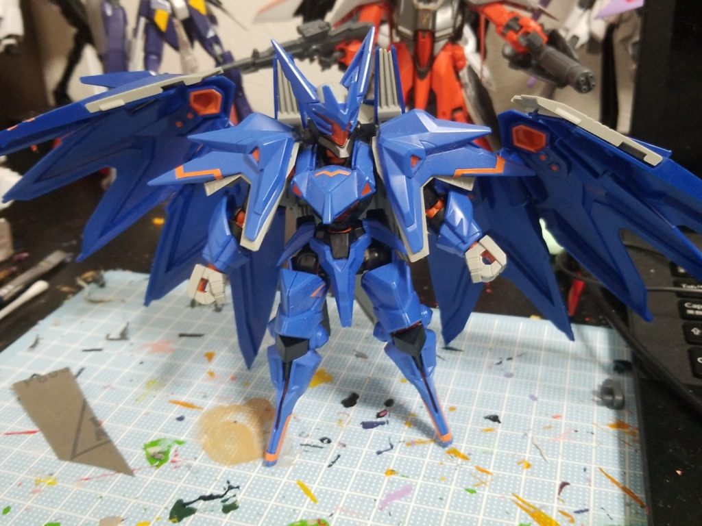 バックパックの羽根はダンボール戦機に出てきたこの「ファントム」のものを使用
そのままではつかないのでバトルアームアームズなんかを使い加工