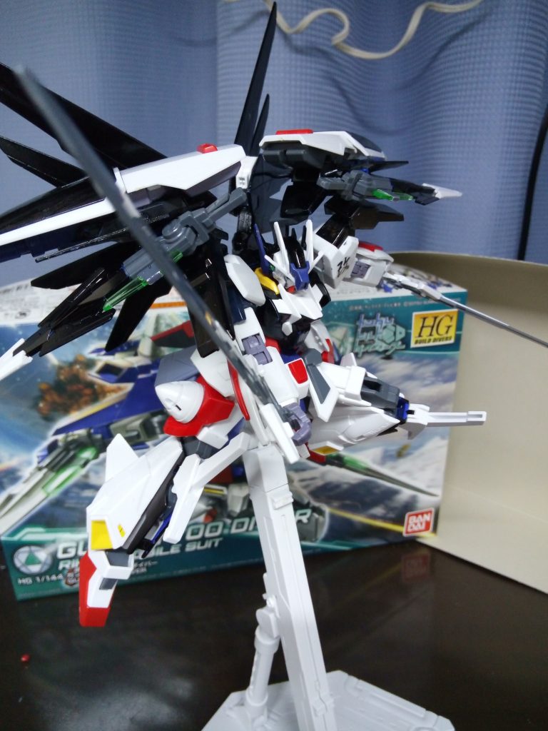 動力源はGNツインドライブ
メイン武器はダイバーソードで、スピードで相手を翻弄しつつダイバーソードで斬りかかります。