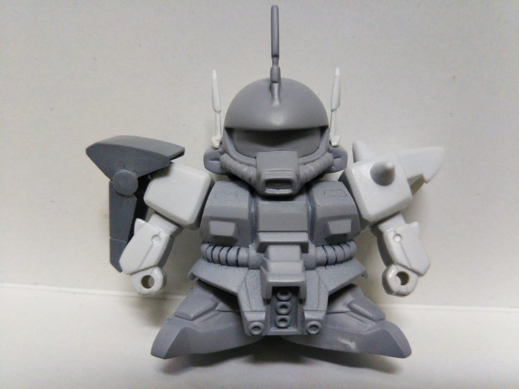 頭を縦横共に増して、腕は短く詰め、胸の側面を斜めに削っています。