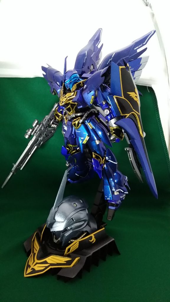 同じく眠らせたままにしていた、ガンダムエース付録のシナンジュヘッドベースに載せてみる。
コチラのヘッドは黒地にクリアで溶いたパールパウダーと、襟の金色はガイアカラーのスターブライトゴールド。