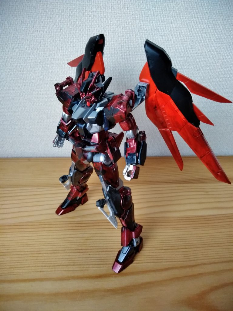 機体はダブルオーダイバーのまま、ほぼ手を加えていません。白→ブラッドレッドベース黒ラップ
青→メタリックブラック
その他シルバーで筆塗りしてます。
翼は薄くブラッドレッドを塗ったのみ
膝にデスティニーの肩、ビームブーメランを膝に接着。