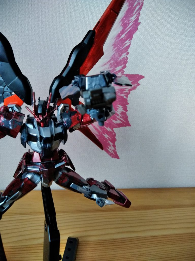 GNブロウ
パルマフィオキーナ砲搭載のガントレット。格闘能力の向上、ゼロ距離パルマフィオキーナや近接攻撃時、パーツを握りつぶすなど攻撃幅に広がりをみせる。