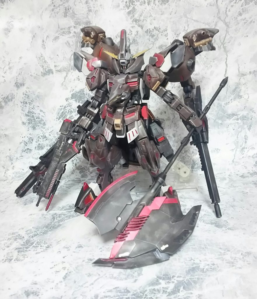 フロントショット。
機体中央、胸部から伸びる鋭角的な部位が特殊機構フィクシーズ・システムである。
また、両膝部の角の様な部位とサブアーム付け根の竜の横顔にも見える部位は補助装置。