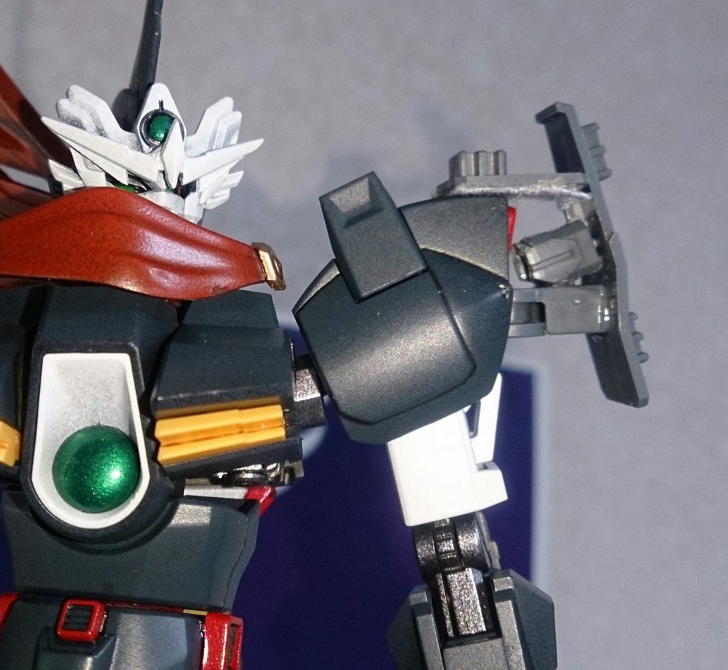 ノーネイムユニットの接続部分です。ガルバルディの肩アーマーを挟む感じで、塗膜保護のためメガネ拭きを貼ってます。