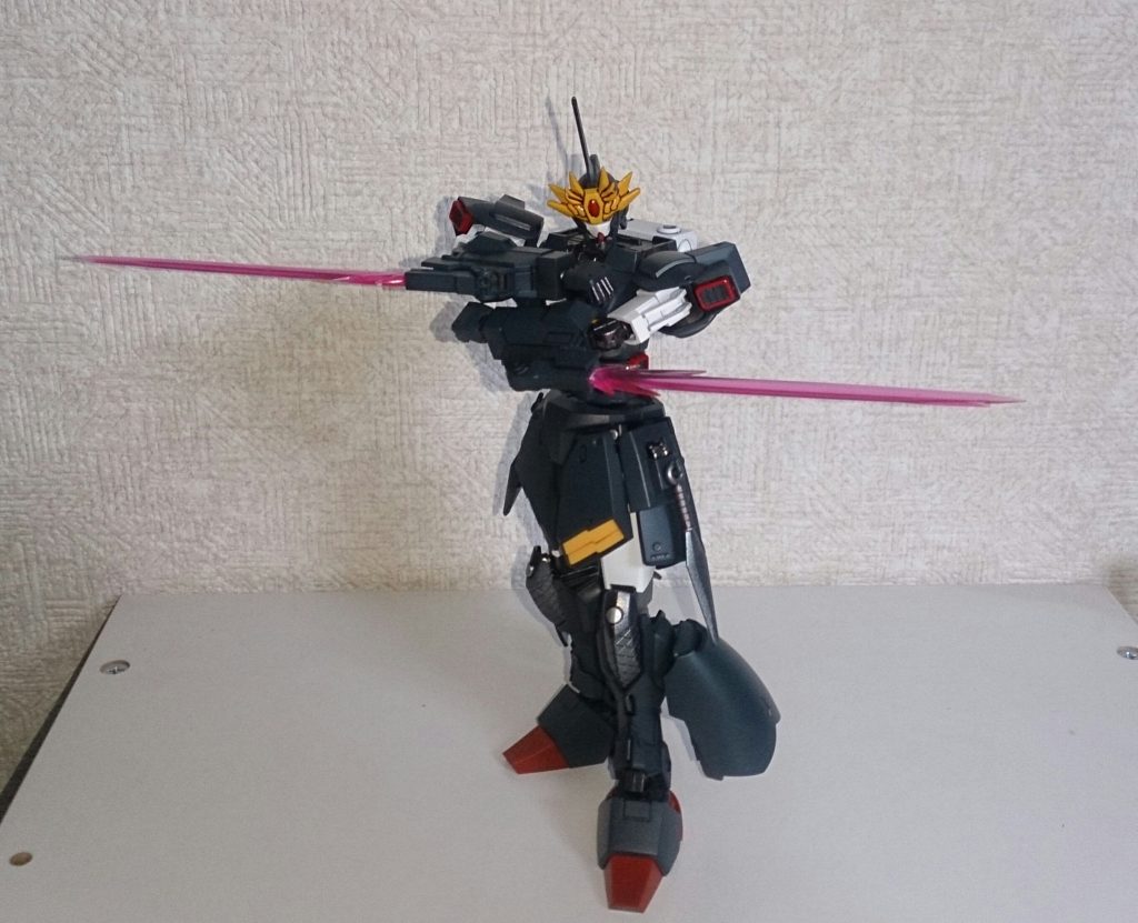 腕組みポーズ。なんちゃってですが、少しでも雰囲気を感じてもらえたら幸いですf(^_^;
マスクの２本ラインは消して、やや女性ぽくしてます。