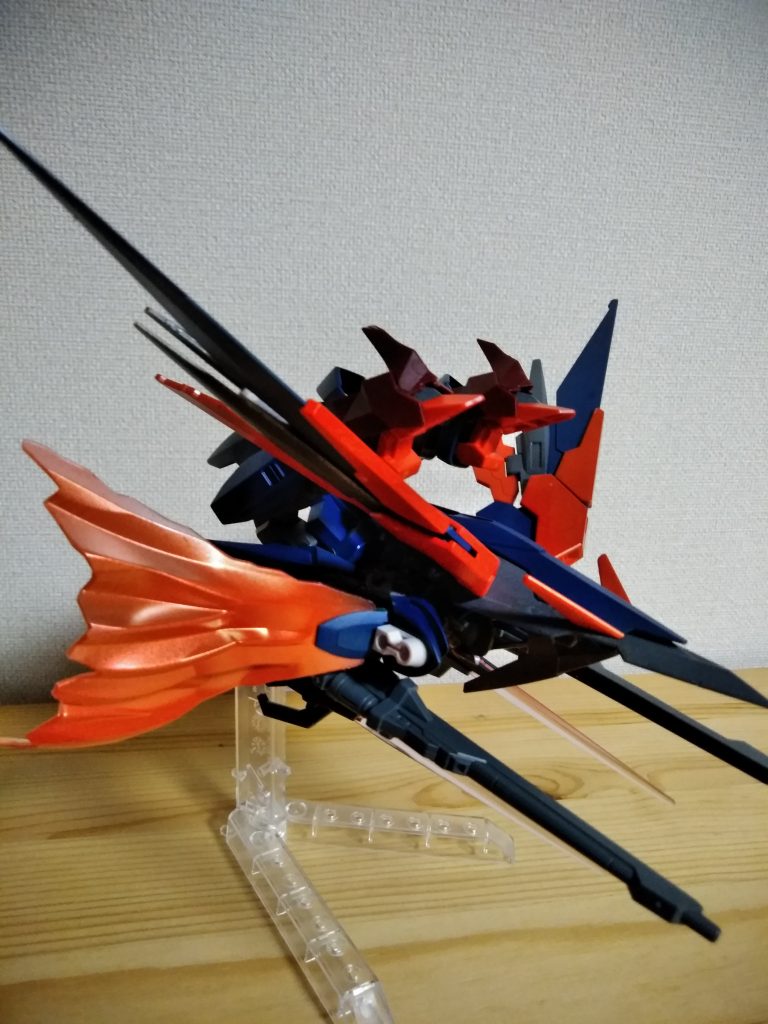 高速砲火形態・トリシューラ
エピオンのシルエットを参考に
武装が腕につけられ、手でも持てることですべての武装を換装し高速形態への変形が可能。速さ、総合的な火力もこちらが切り札。
名前は某カードゲームのトリシューラから