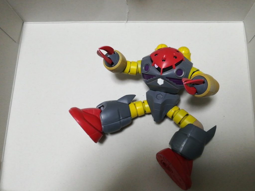 飛び蹴り！
なんかロックマンに出てきそうな色してますね