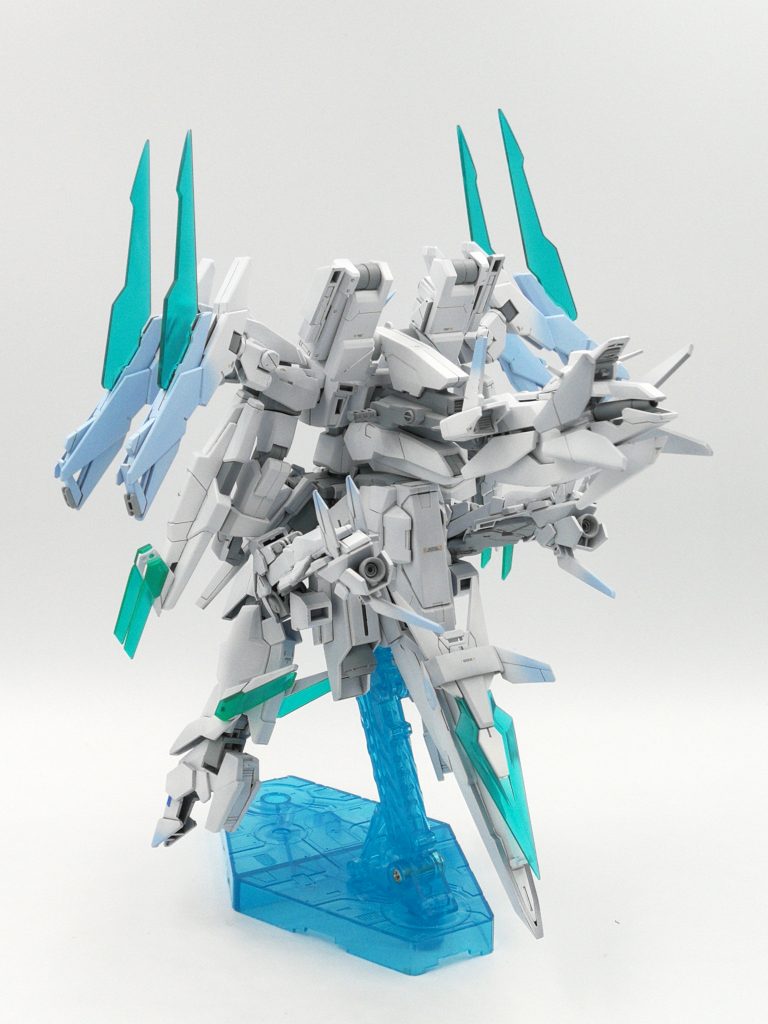 カラーリングは特務隊の白をメインに。白を崩したくなかったので、配色も明度を高めにしてます。王らしく冠をイメージしてアンテナを金にしてみました。