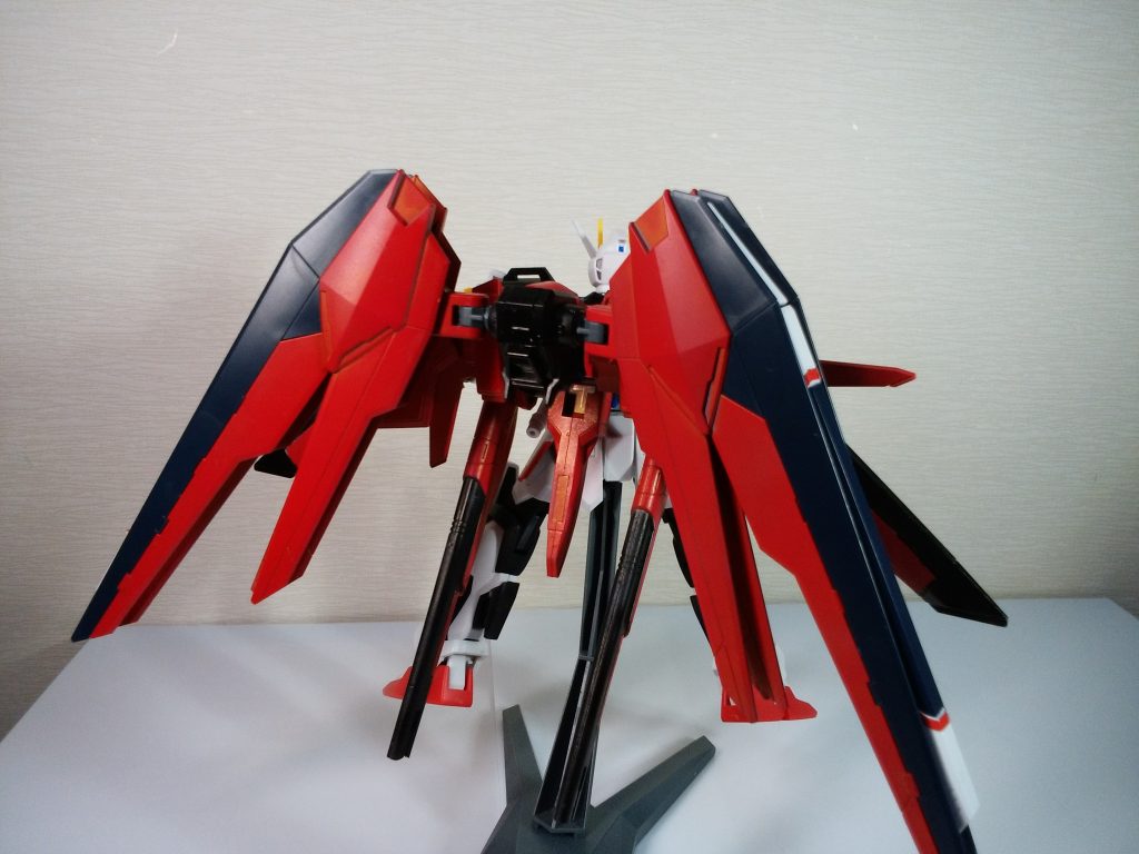 機体背面。フリーダムとかなり似ている(当たり前だが)。