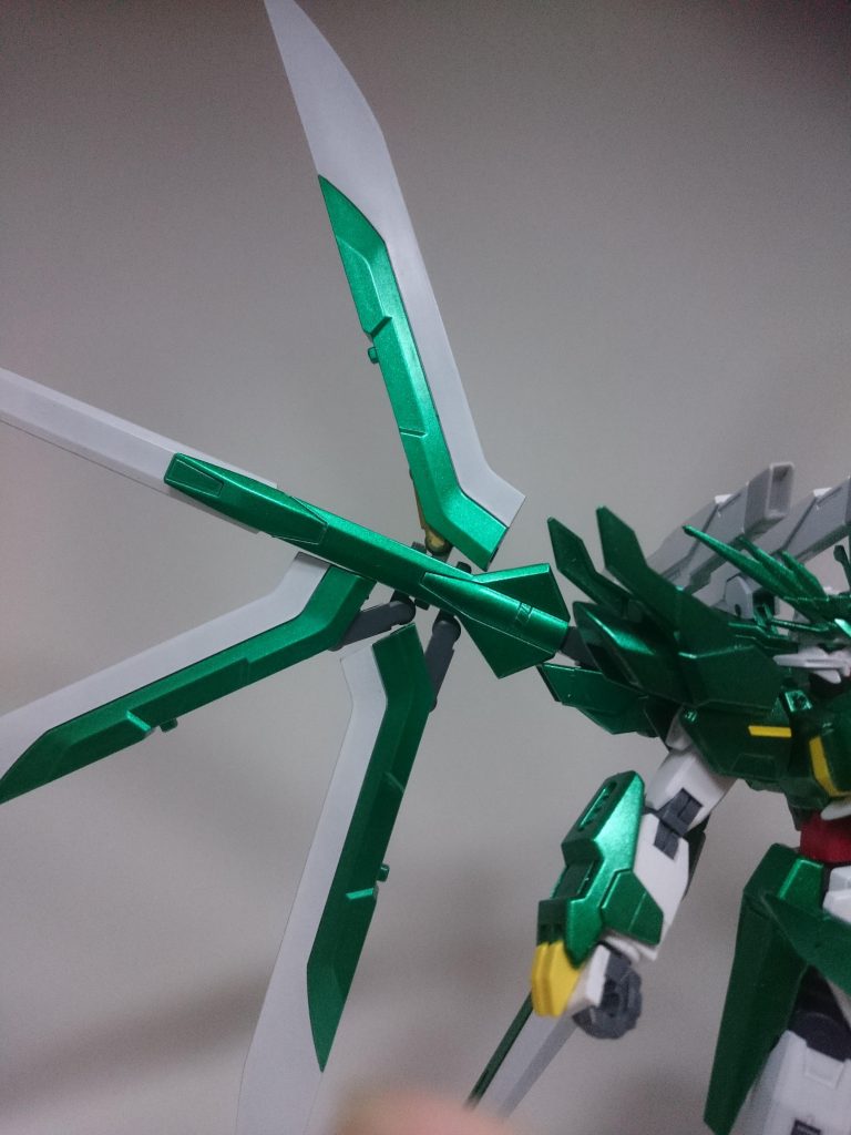 アーラトュルビネスパーダ

この機体のサブ武装
外側の三本の剣は取り外して持つことも可能
一応ファングやドラグーンのようにとばすことも可能