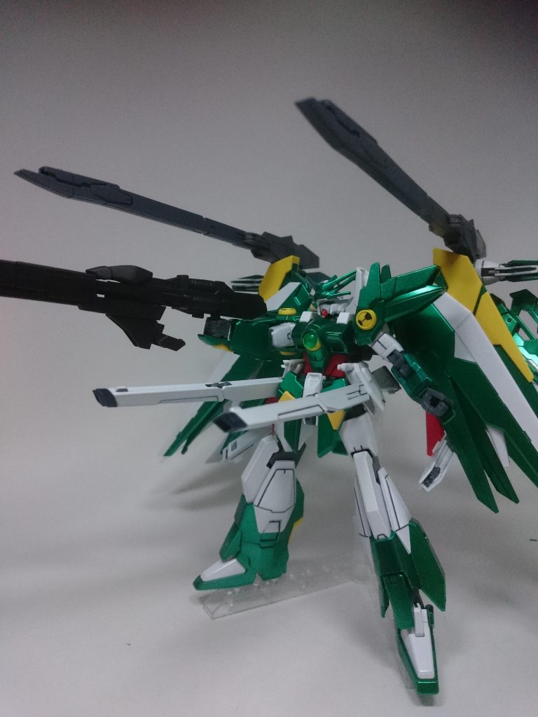 エスティンツォーネランチャー
エスティンツォーネレールガン
エスティンツォーネキャノン

バックパックと腰部にある遠距離武装
どれも強力だが連射性能は低く撃ち尽くす度に2分間のチャージ時間を必要とする
フルバーストも一応可能だが一回使用する度に5分間のチャージ時間が必要なため使う場面は限られる