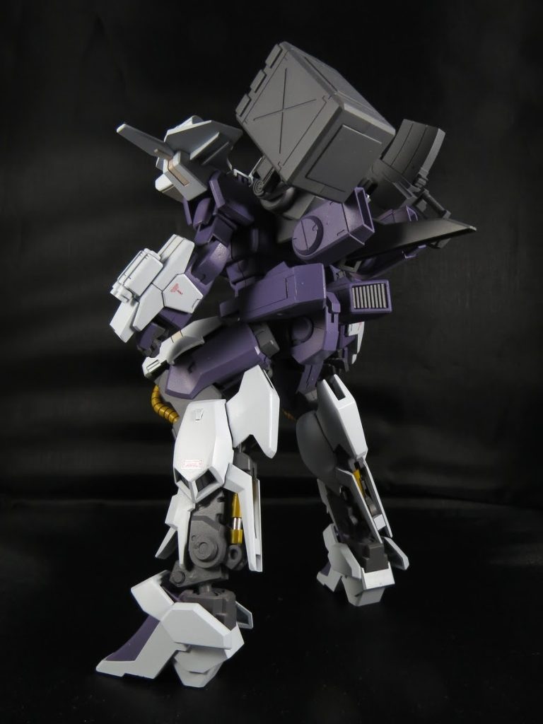 リアビュー腰回りの雰囲気を元の百万式から変えたかったので、前後反転させた上でサイドにイントルーダーのバックブースターを取り付けています。