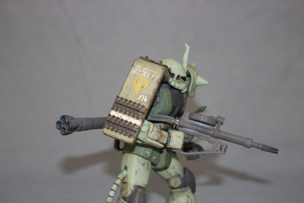 この機体最大の特徴の履帯による増加装甲です 謎の力でシールドにくっついてます