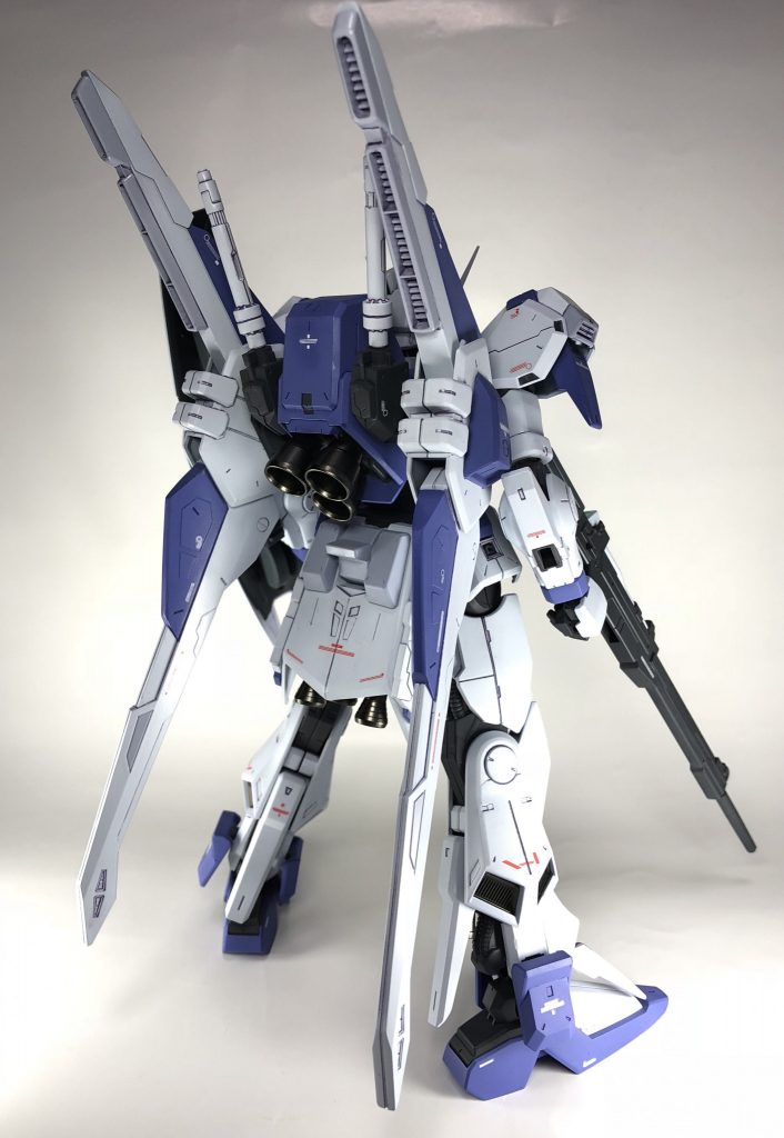 リアビュー。ビーム・キャノンはノーマルのものとビーム・サーベル兼用の専用仕様を任意に交換可能に変更。リアアーマーはキットのものを小型化してディテールを変更しています。
