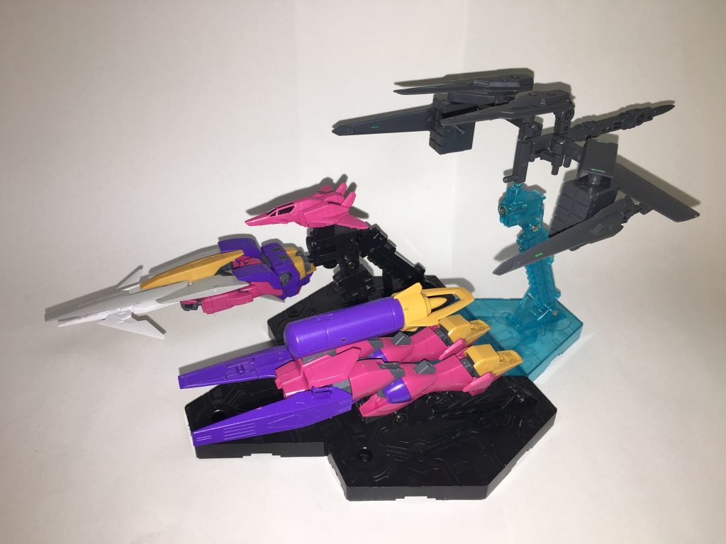 合体機構。ドラグーンインパルスランサーの機体構造は4つの部位に分離する構造であり、コックピットを構成するコアスプレンダー、上半身を構成するチェストフライヤー、下半身を構成するレッグフライヤー、そして、バックパックを構成するドラグーンブースターいう単独飛行能力を持つ4つの部品から成り立っている。