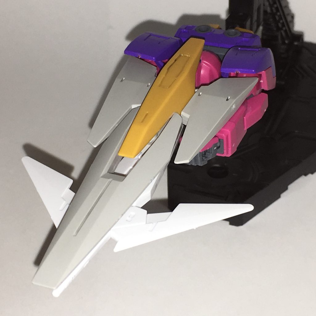 チェストフライヤー。上半身を構成する飛行ユニット。前述のトライデントと機動防盾が合体した機首部分からはビームを発射できる。