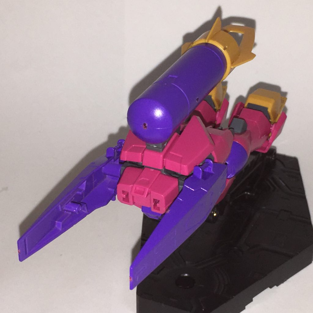 レッグフライヤー。下半身を構成する飛行ユニット。武器はサイドアーマーに内蔵されたミサイルランチャー。