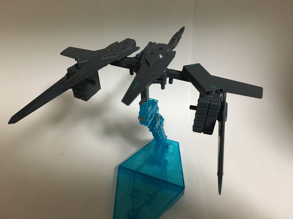 ドラグーンブースター、正面。合体した機体に対して大気圏内での飛行能力を付与する他、ミサイルランチャーと新設計のドラグーンブレイドを搭載しており、集団戦や空間制圧に威力を発揮する。