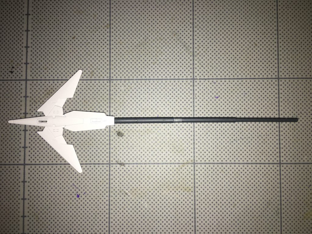 トライデント・レーザージャベリン。実体とレーザー、それぞれの刃を併せ持つ武器。攻撃の際に刃の部分にレーザーを瞬間的に帯びさせる機構を持ち、フェイズシフト及び対ビーム処理の上からでも通常通りにダメージを与えることができる。また、柄の部分は収納式になっており、後述の機動防盾に装着することも可能。