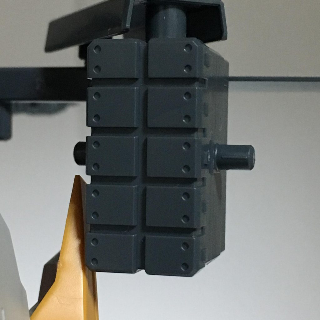 ファイヤビーMk.2(マークツー)・誘導ミサイル。両側スラスター部の前方に内蔵された小型ミサイルであり、ファイヤビーの改良型にあたる。改良前と比較して、威力、射程距離が向上しており、弾幕を張るのは勿論、相手の小隊にもダメージを与えることができる。装弾数は片側が10発で、合計が20発。