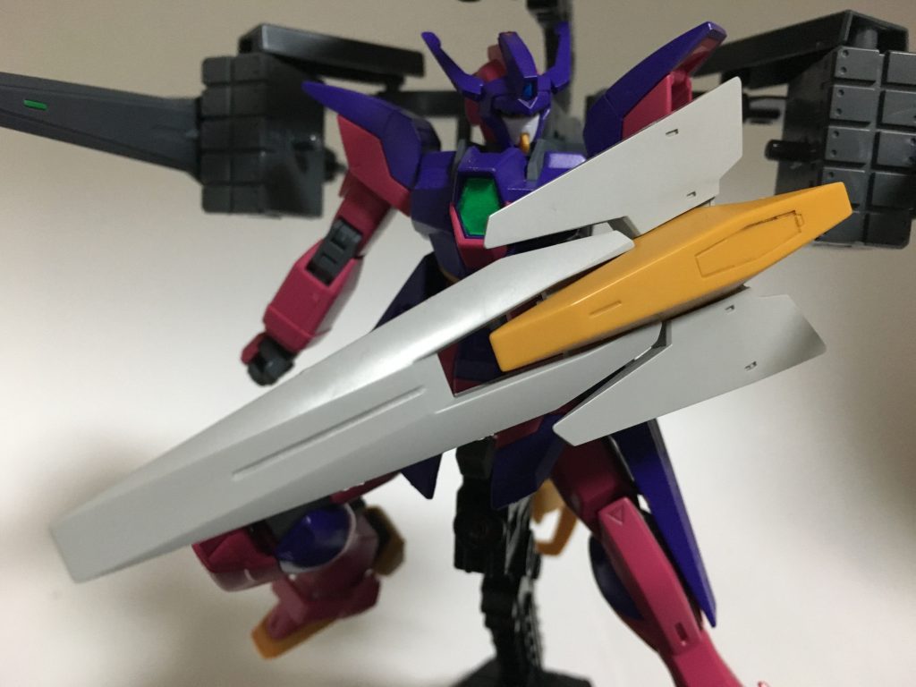 機動防盾。対ビーム処理が施されたシールド。前述のトライデントを装着することもできる。