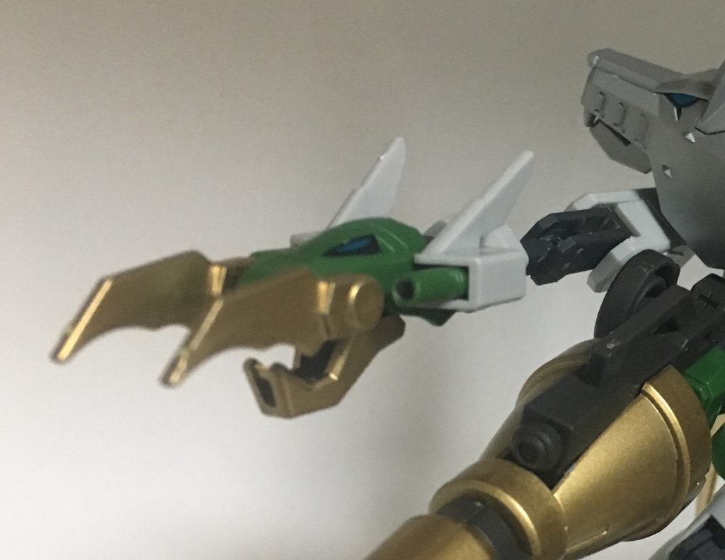 ドラゴンハング及び火炎放射器。両肩のショルダータックルに設けられたガンダニュウム合金製のクロー。折りたたまれたフレームによって自在に伸縮し、クローで敵を切り裂いたり、両側の火炎放射器(ドラゴンハングファイヤー)で融解させる戦法をとることもできる。また、火炎放射器から放たれるドラゴンハングファイヤーはシェンロンのものと比較して片側のみでおよそ5倍、両側を合わせておよそ10倍もの破壊力を発揮する。ちなみに、火炎放射は実体でもビームでもないので、フェイズシフト(対実体防御)や対ビーム防御を持つ相手にも有効。