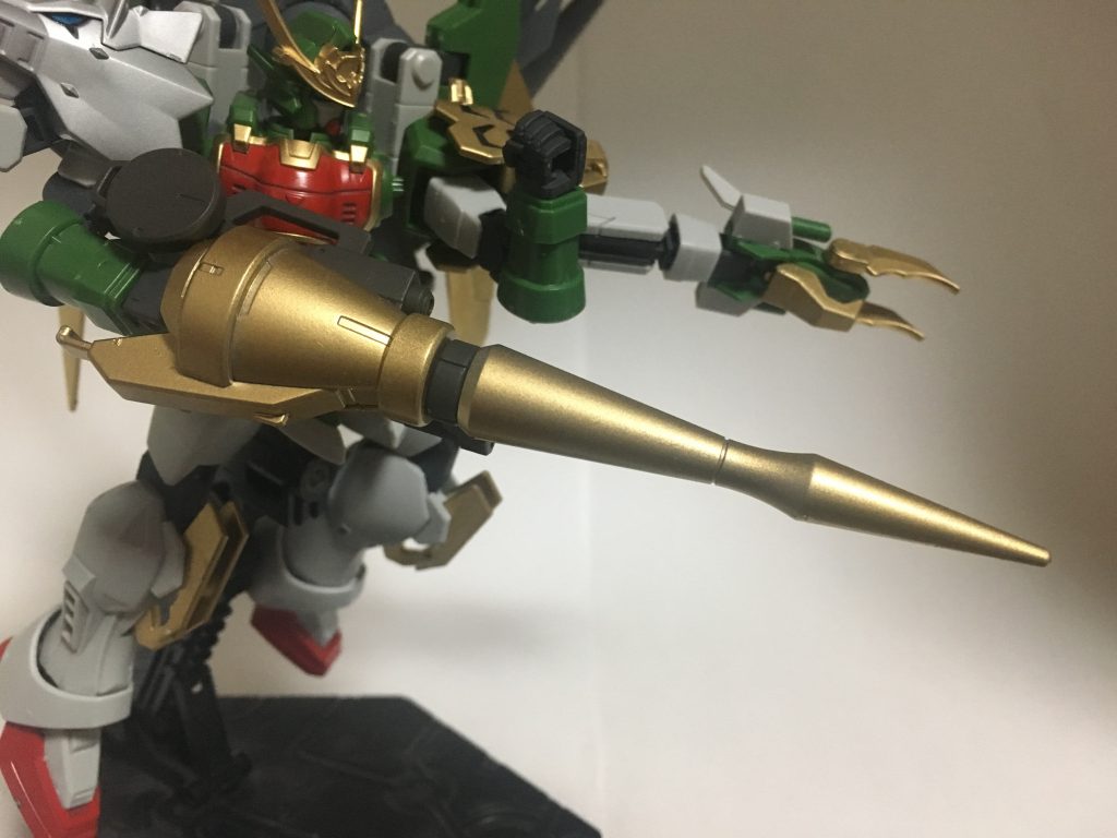 サブマシンガン及びランス。サブマシンガンは実体の弾丸を用いた中距離及び近距離用の武装で、装弾数、連射速度に優れる。また、ランスは対ビーム防御の一点突破を目標とした対MS、対戦艦仕様の武装で、威力、リーチに優れ、素早い攻撃も可能。